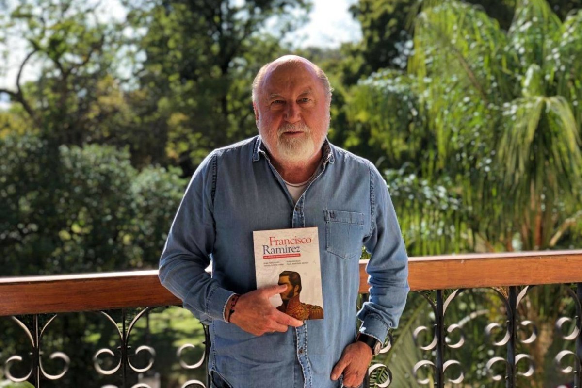 El ex gobernador y su libro sobre Pancho Ram&iacute;rez.