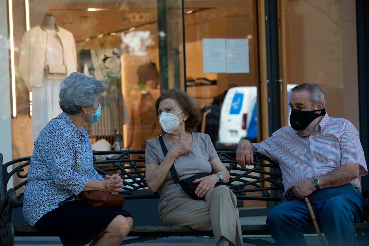 Adultos mayores en un banco, en Espa&ntilde;a