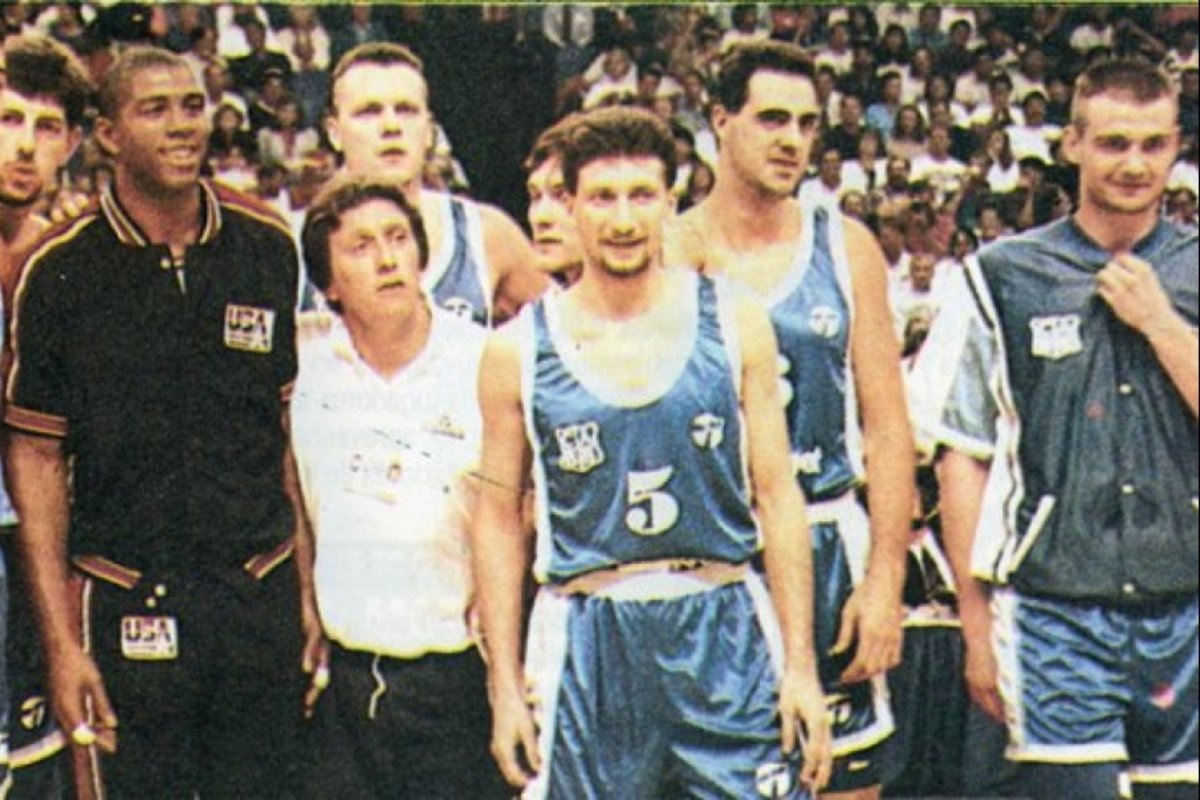 Uranga (derecha) con Magic y sus compa&ntilde;eros.