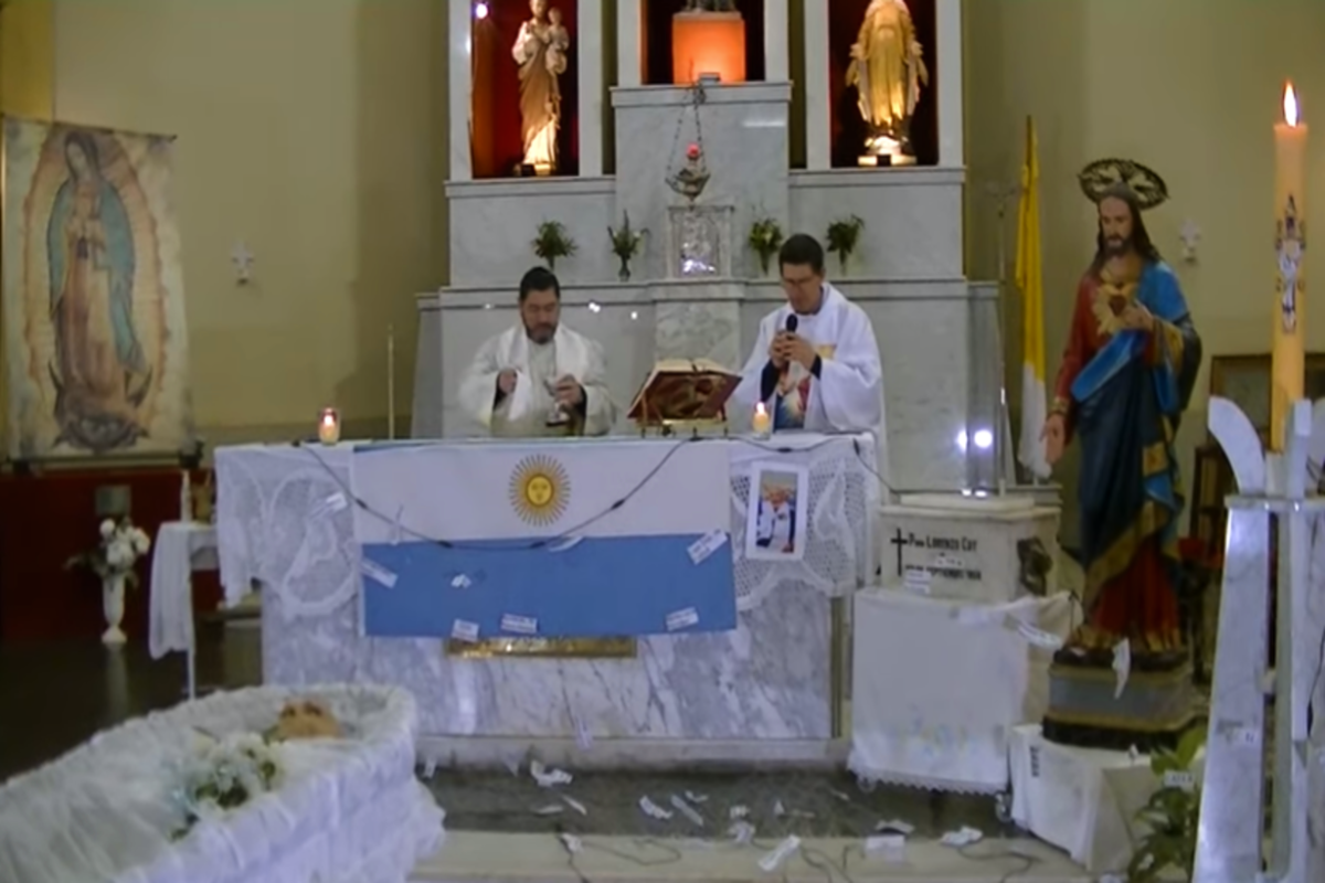 La misa de cuerpo presente fue transmitida en vivo
