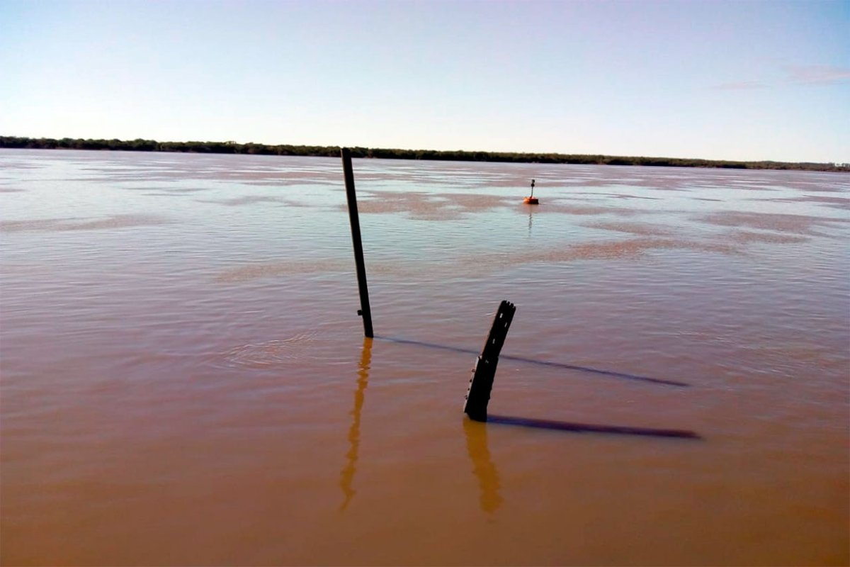 Los hierros del barco y la boya que se&ntilde;ala peligro