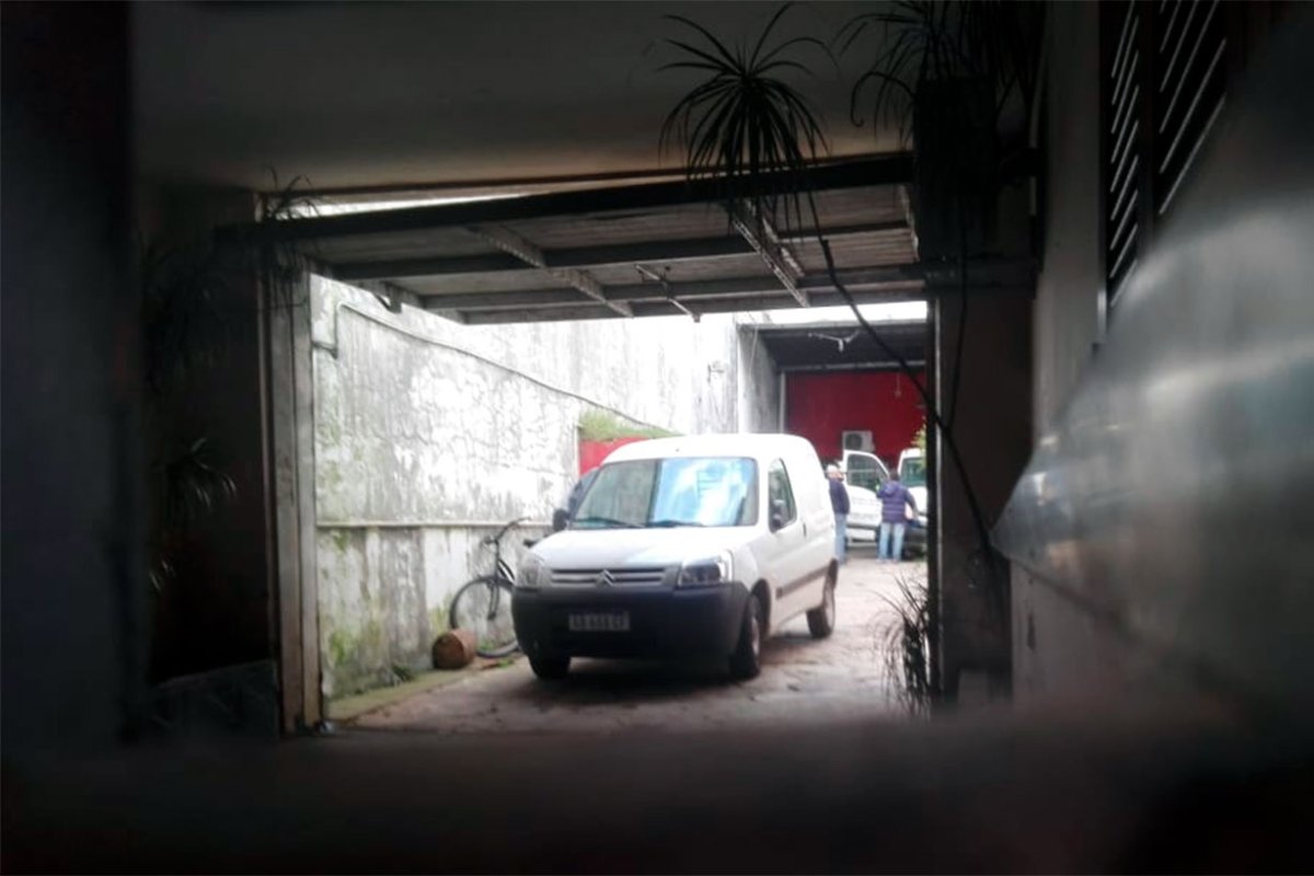 La entrada al lugar de trabajo del detenido