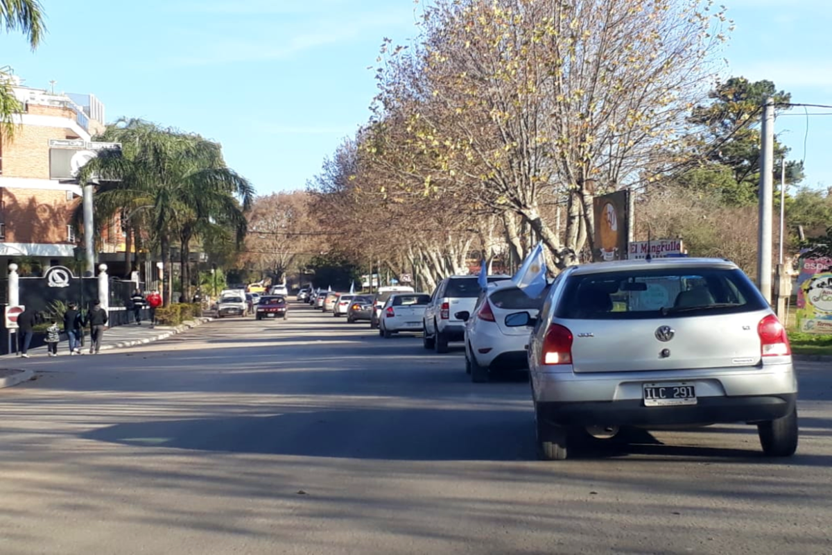 Caravana en la costanera colonense.
