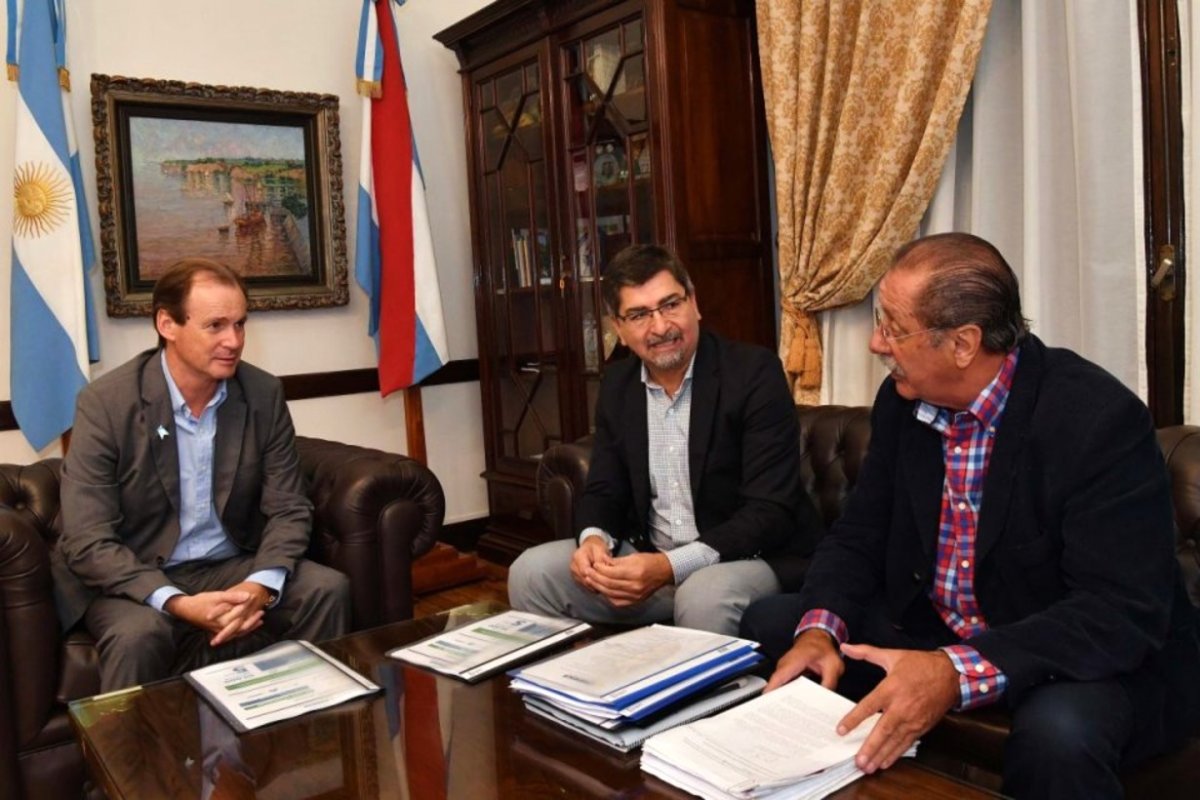 Laporte, de camisa a cuadros, con Bordet