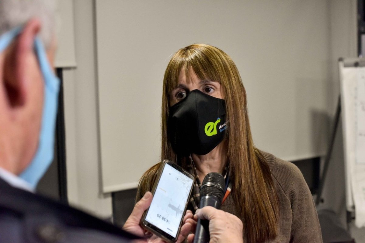 La ministra de Salud tras la reuni&oacute;n.