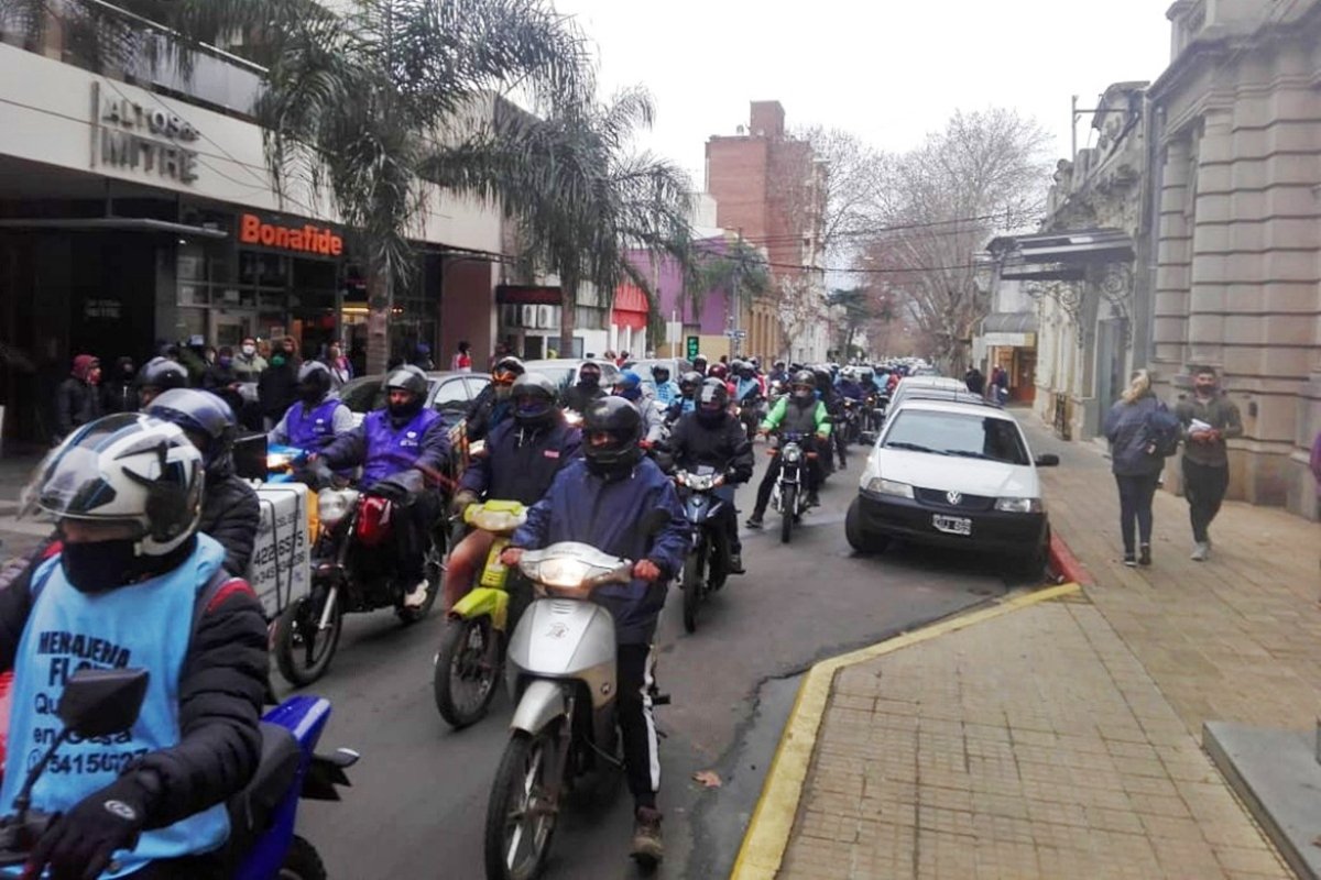 La marcha de hoy (foto: Diario R&iacute;o Uruguay).