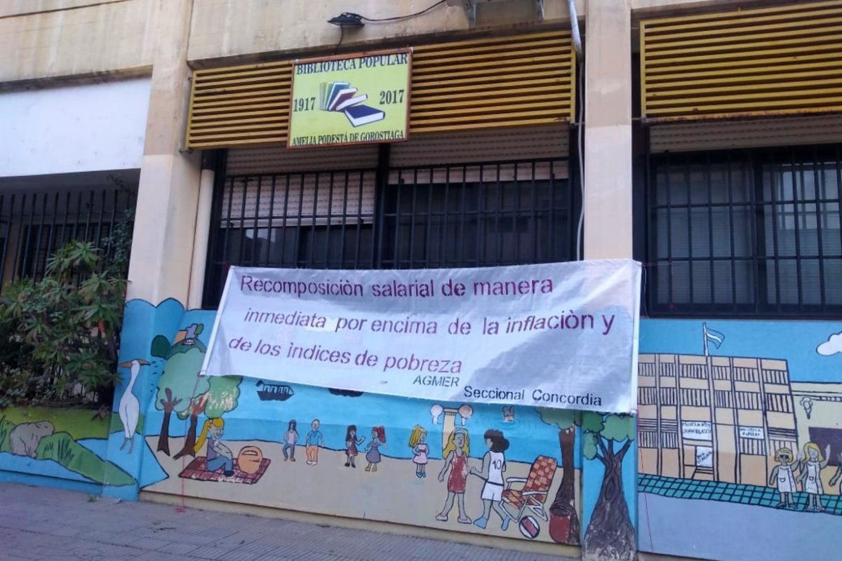 Cartel puesto en escuela Juan Blasco de Concordia.
