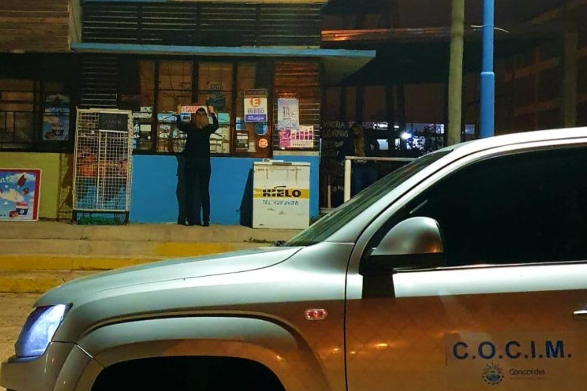 Un kiosco clausurado, sobre avenida Tavella.