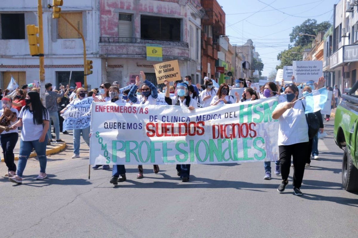Enfermeros salieron a las calles de Paran&aacute;.
