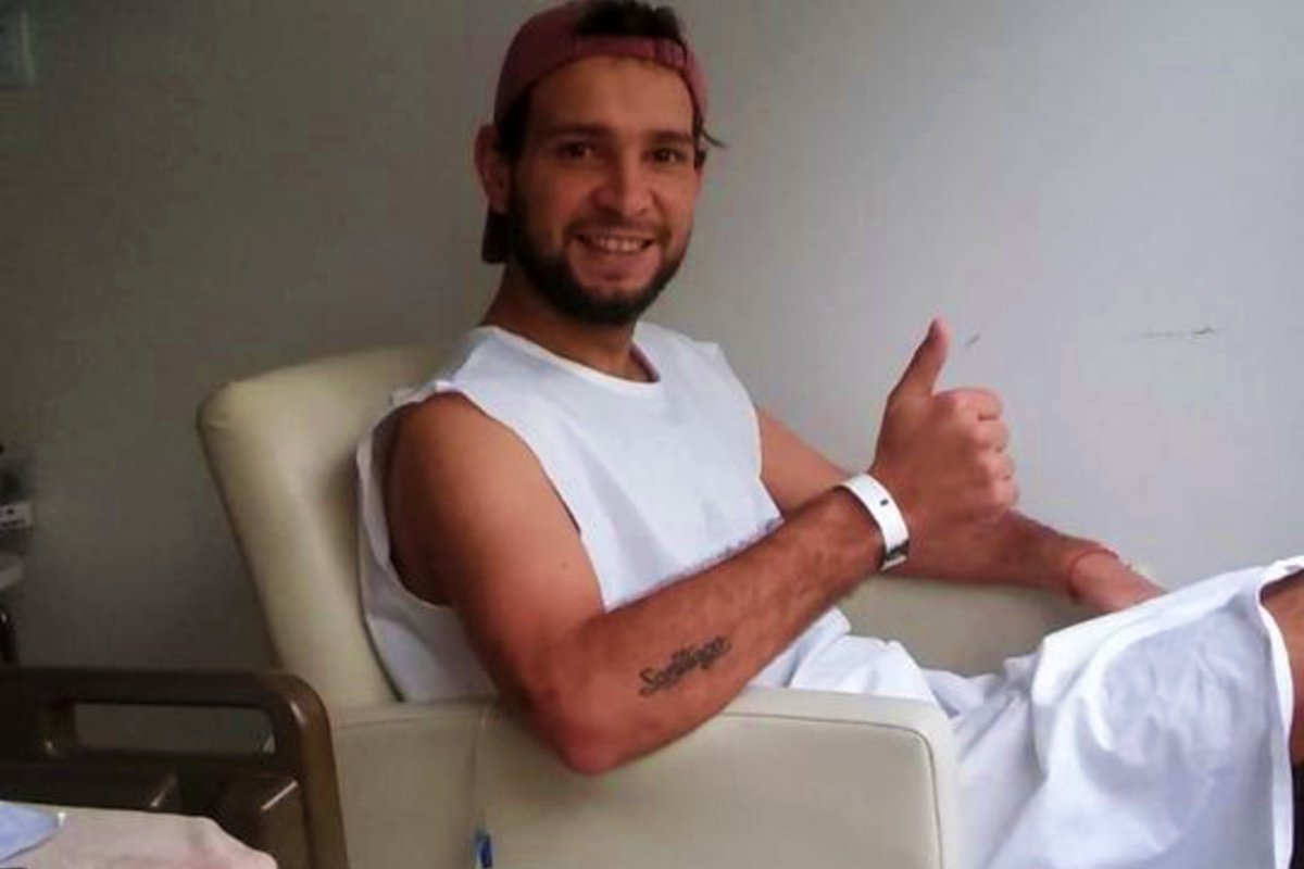 Pulgar arriba, en una foto antes de la cirug&iacute;a.