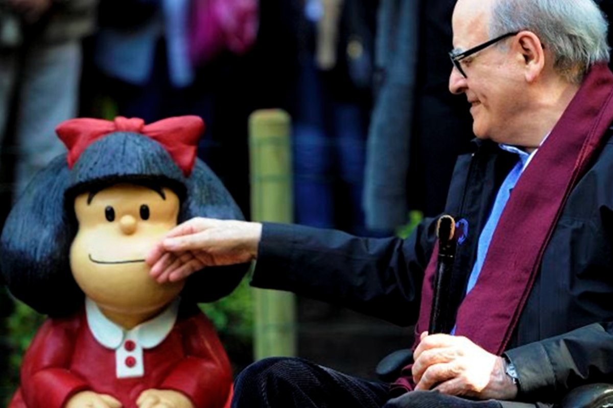 Mafalda junto a su creador: Quino.