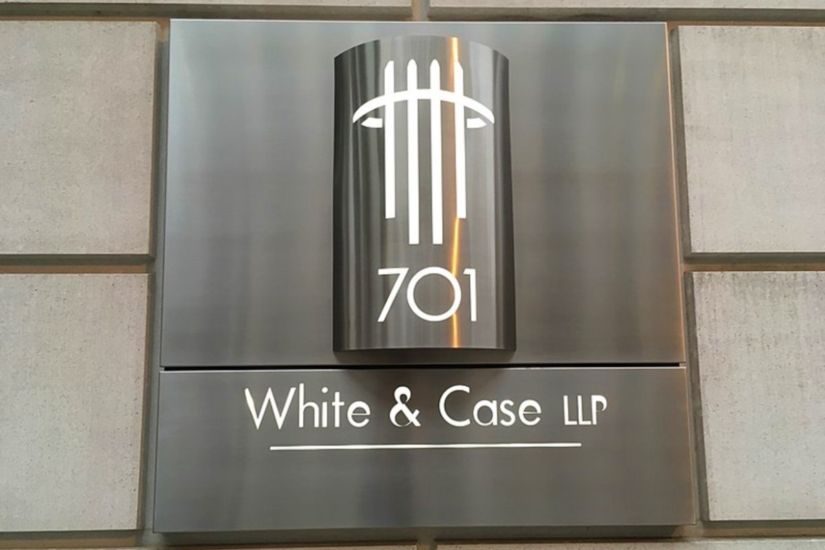 Placa de "White & Case" en la sede Washington, DC.