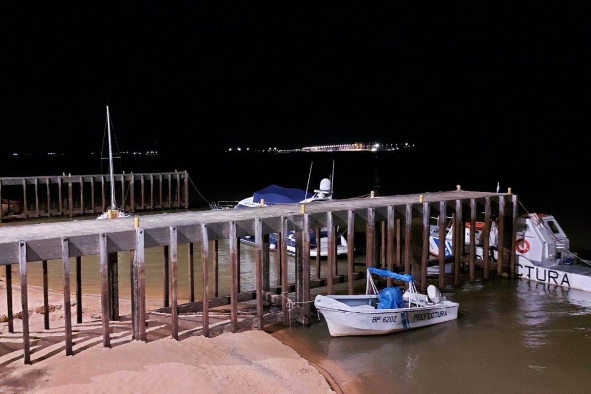 El muelle de PNA, con la nueva iluminaci&oacute;n.