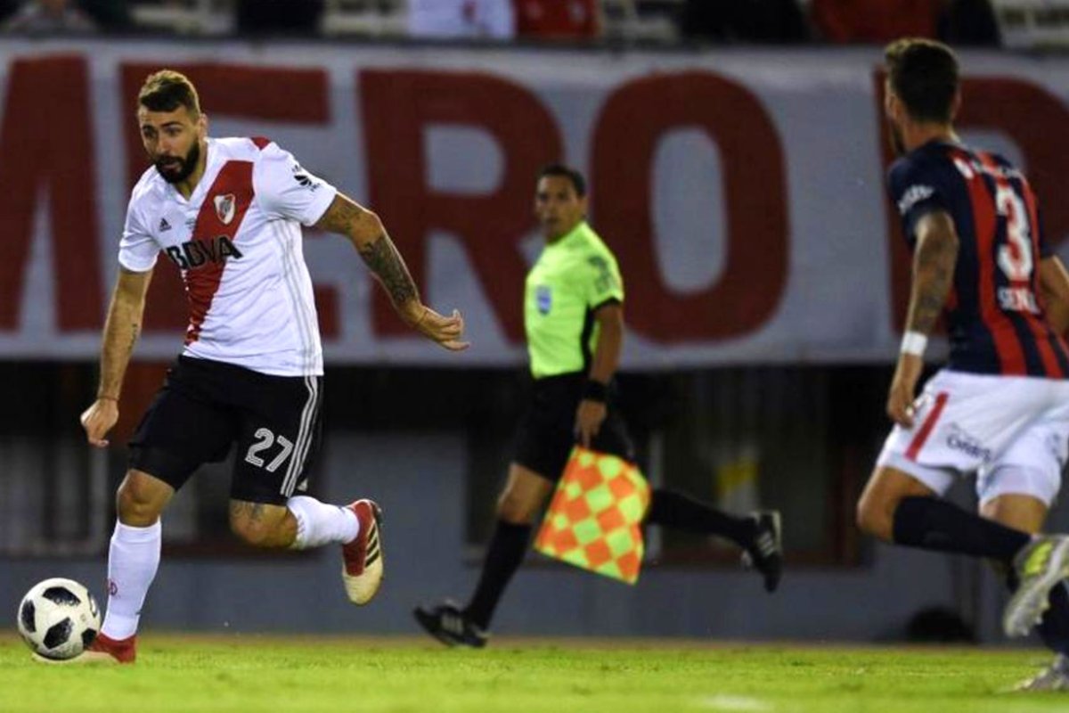Pratto, marcado por Senesi. Ahora jugar&aacute;n juntos.