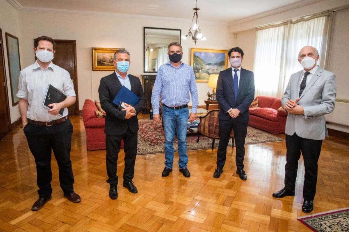 Agust&iacute;n Rossi recibi&oacute; al embajador Urribarri.