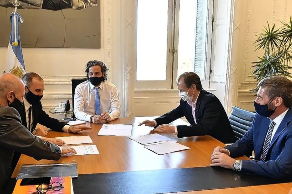 Bordet y Ballay junto a ministros nacionales.