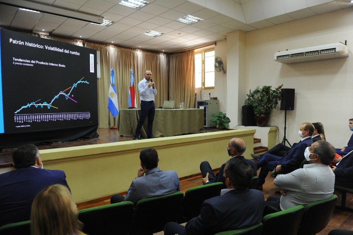Guzm&aacute;n, en la Facultad de Cs. Econ&oacute;micas de UNER.