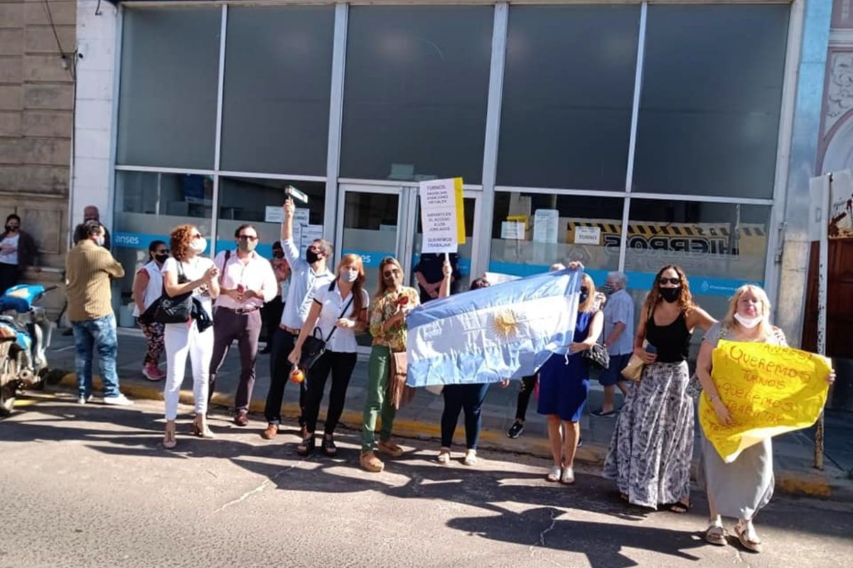 Nicolini, primera de la derecha, en la protesta.