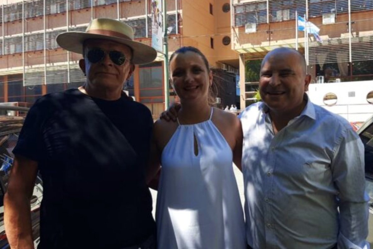 Tarrag&oacute; Ros junto a los novios.