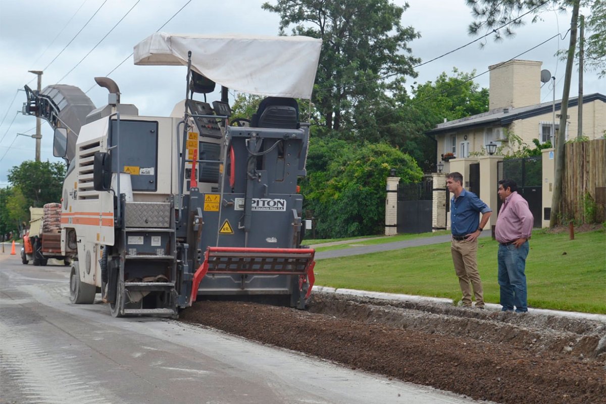 Cresto, supervisando la repavimentaci&oacute;n