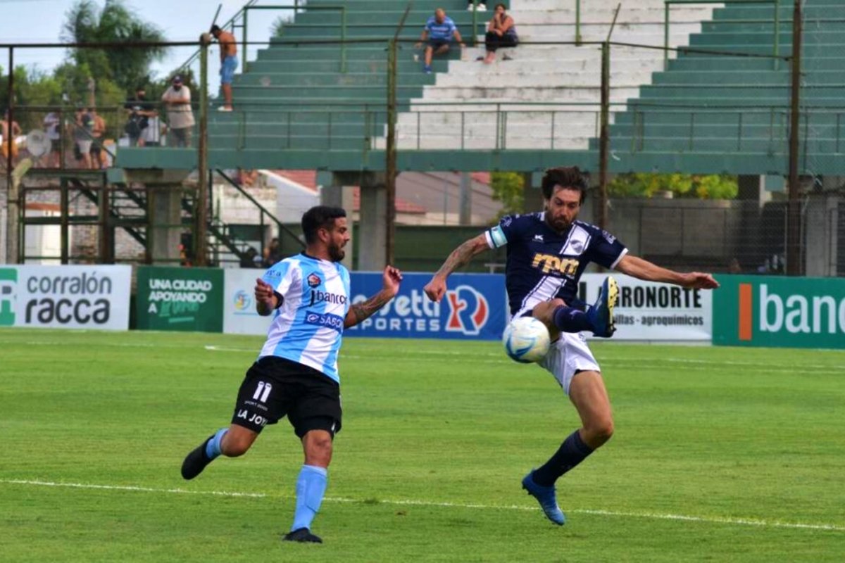 Jara ante Ben Hur, en el partido del ascenso.