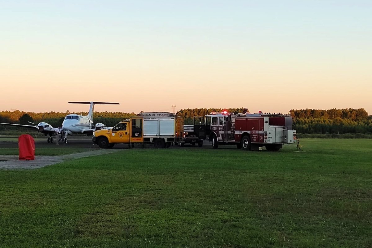 Bomberos asistieron al  aterrizaje de emergencia.