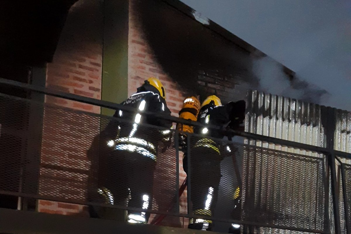 Fuego voraz en la madrugada (Cr&eacute;dito: BVSJ).
