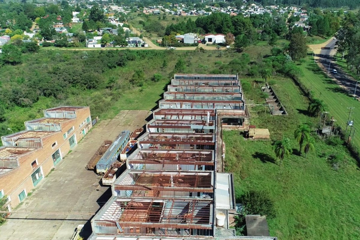 Desde el aire, el tren en la exf&aacute;brica de jugos.