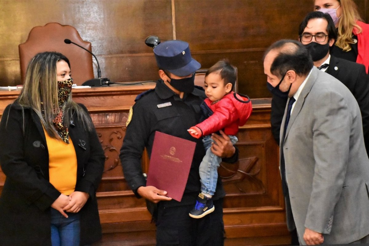 El oficial Altamirano, reconocido en el HCD.