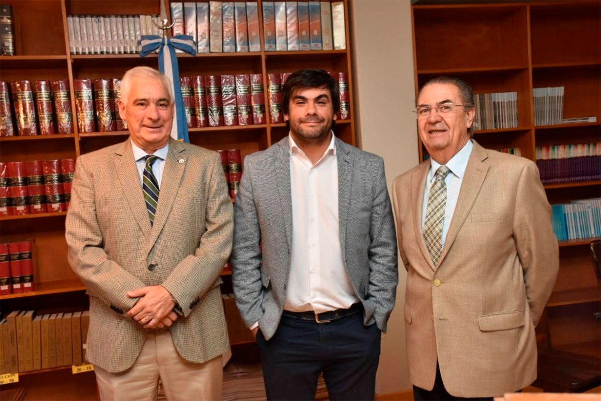 Lazzaneo, entre Ben&iacute;tez y Carubia