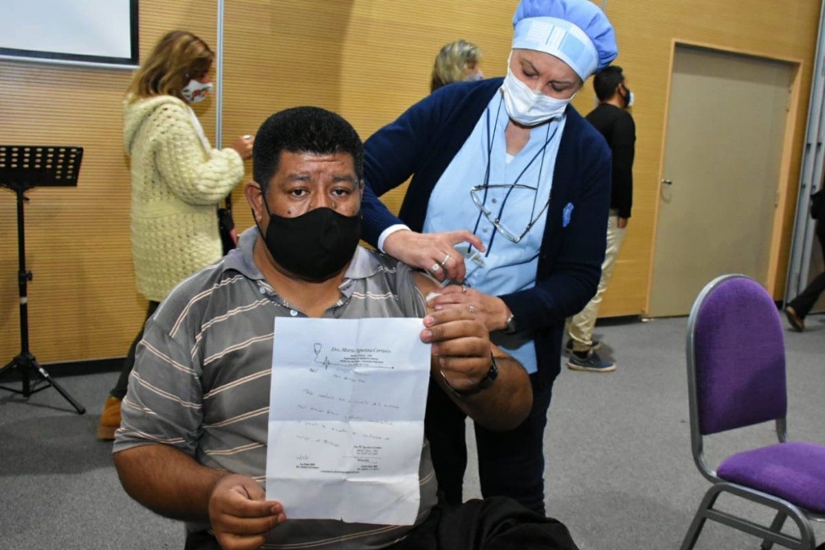 Vacunan a los que llevan certificados de riesgo.