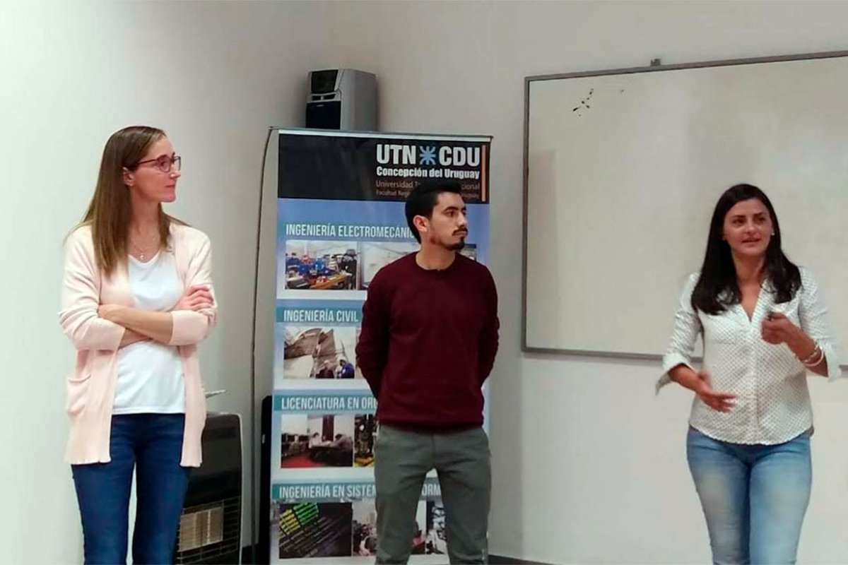 Soledad Retamar (derecha), exponiendo