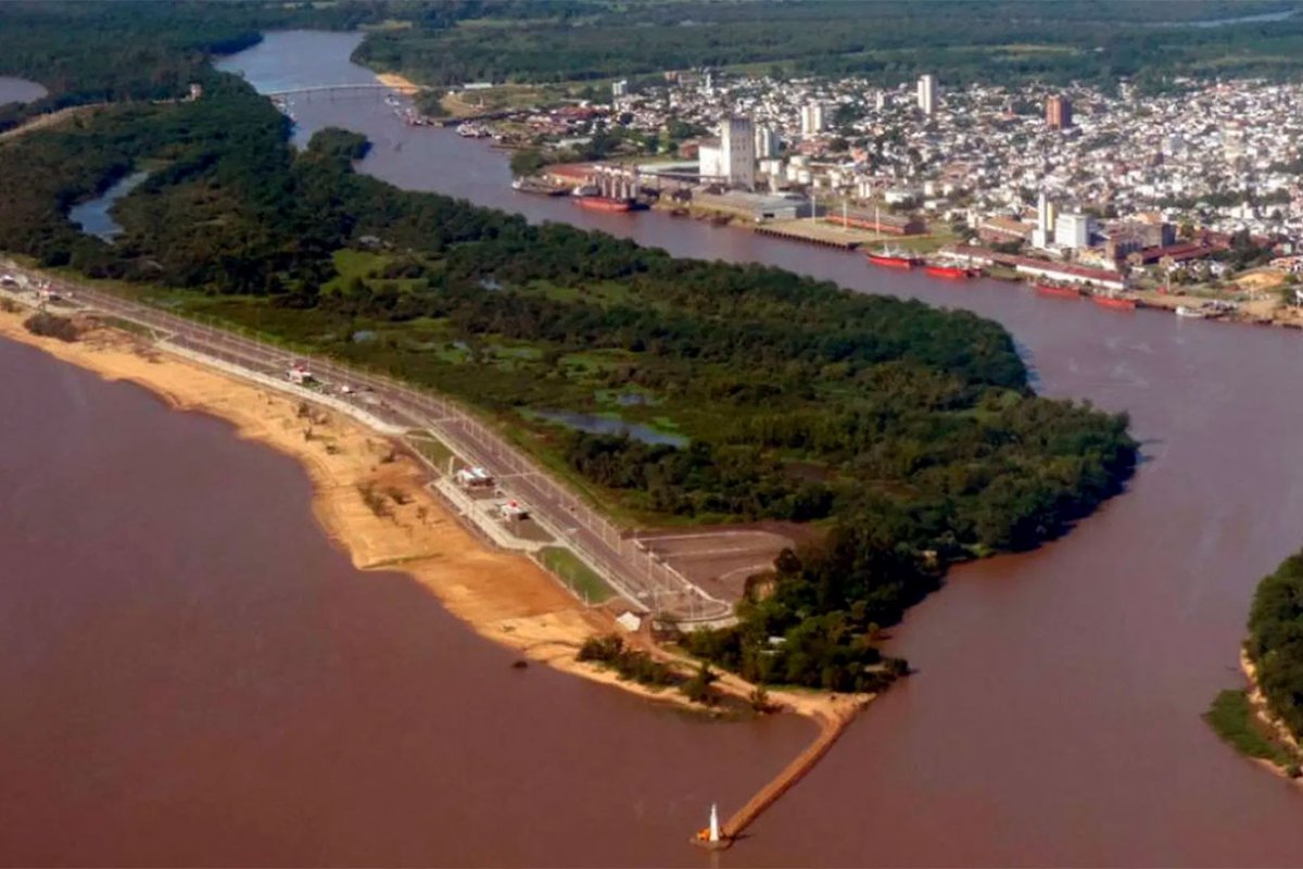 La isla del puerto y m&aacute;s atr&aacute;s la ciudad