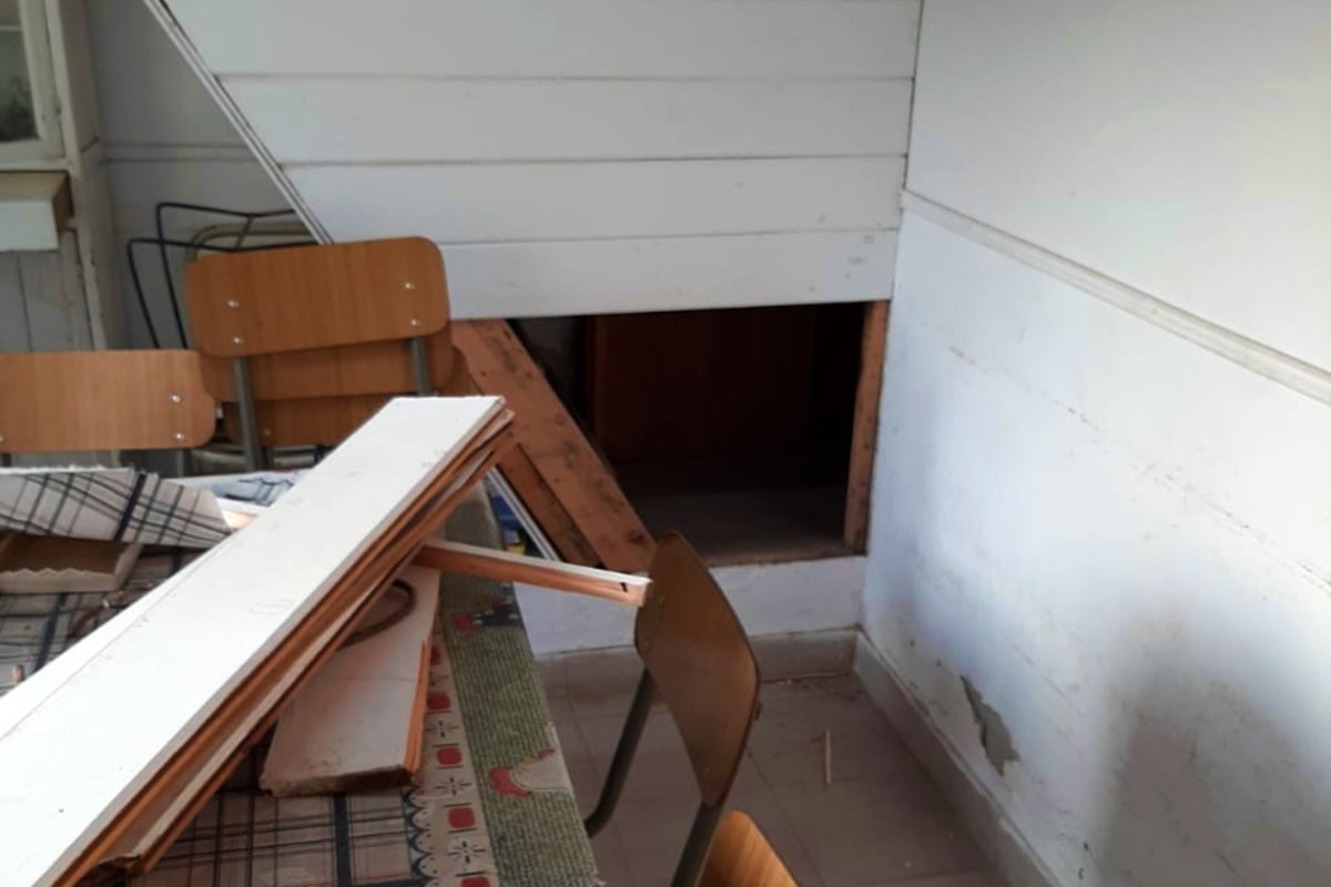 Hicieron ese hueco para ingresar al jard&iacute;n.