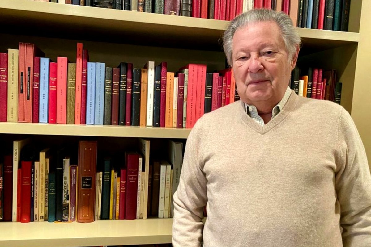 Ernesto Lowenstein, en la biblioteca de su oficina