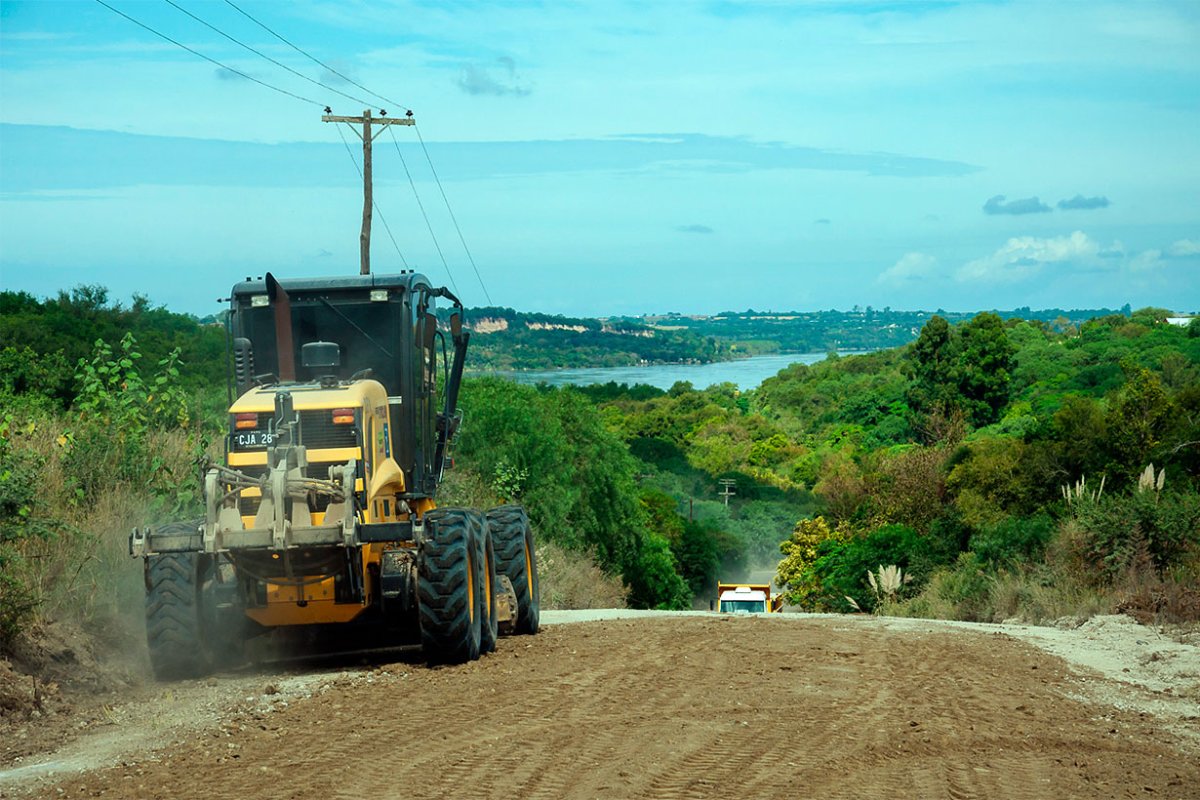 Vialidad trabajando en el camino al country