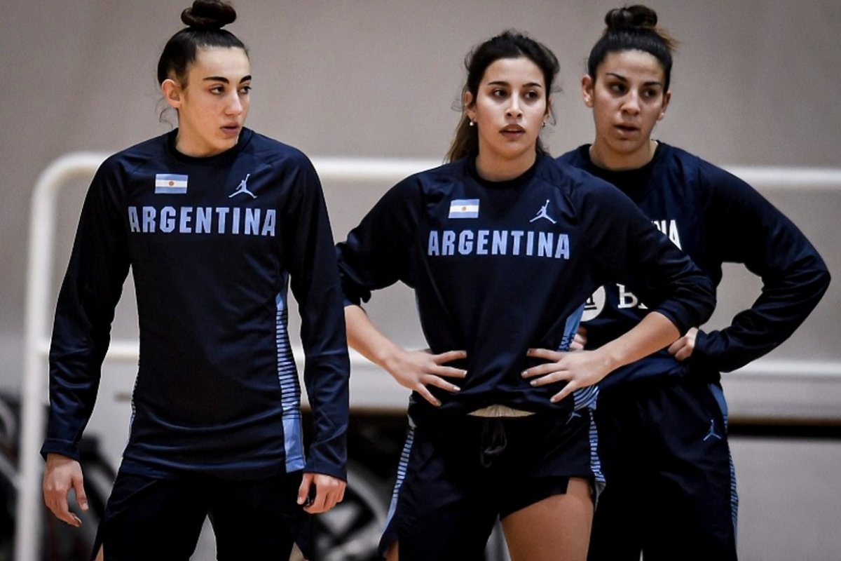 La gualeguaychuense Agustina Mar&iacute;n, en el medio.