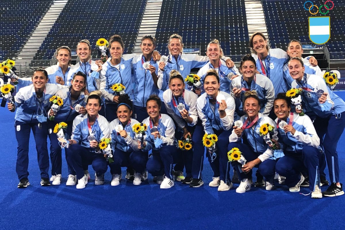 Las Leonas, orgullosas medallistas ol&iacute;mpicas.
