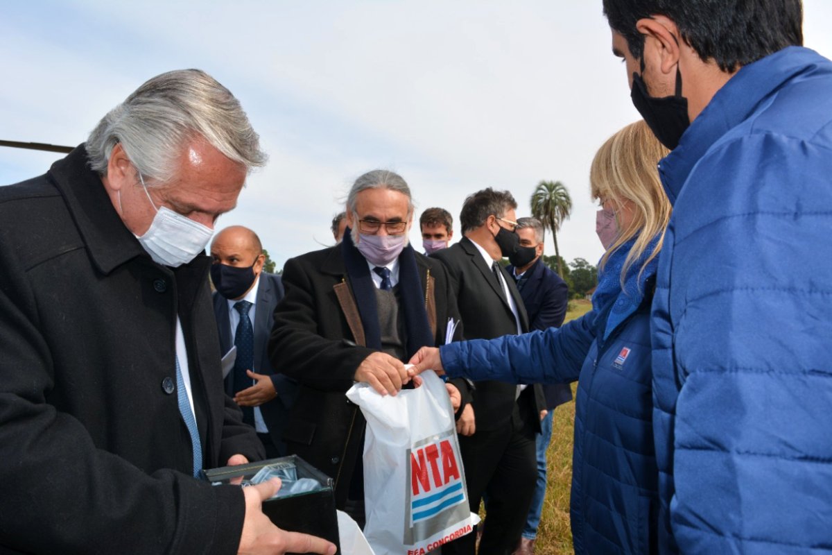 Fern&aacute;ndez recibe obsequios en INTA Concordia.