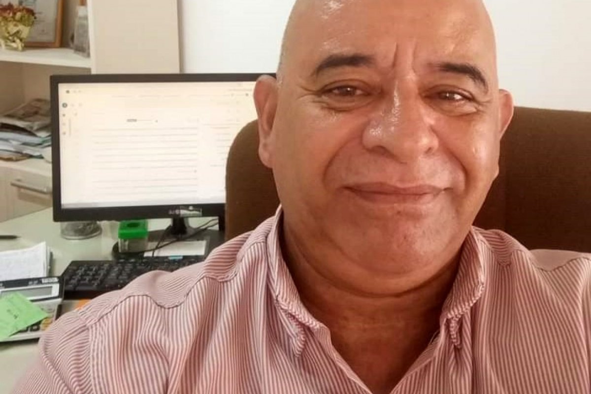 Constantino se aferra al cargo