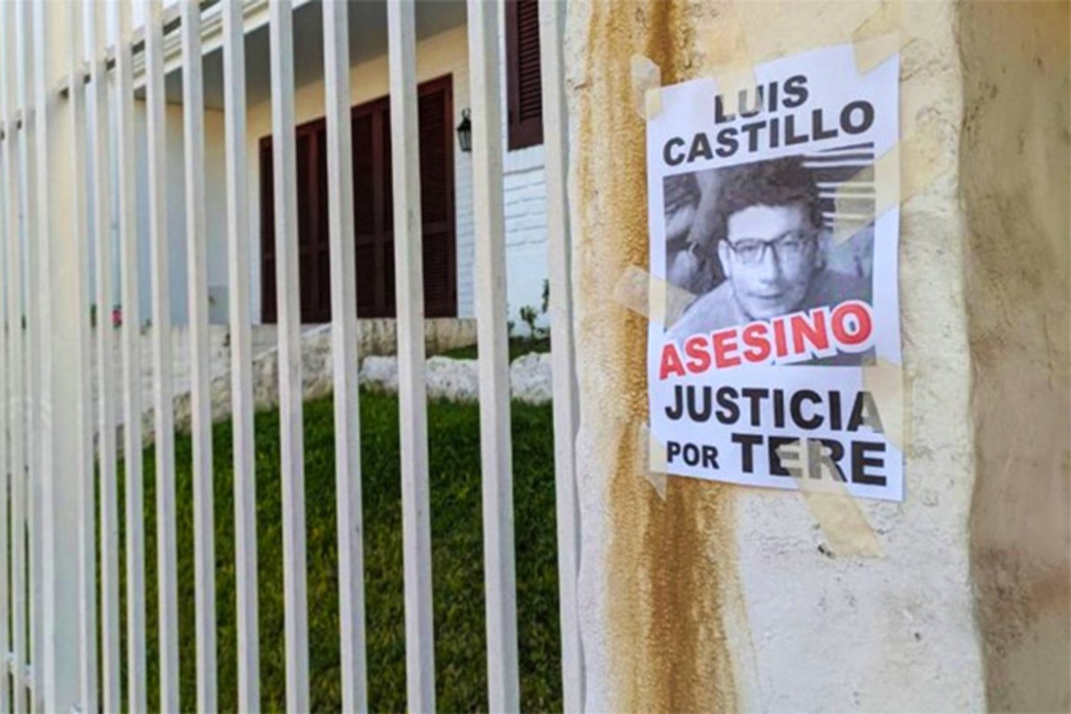 El cartel pegado junto a la casa del homicidio.
