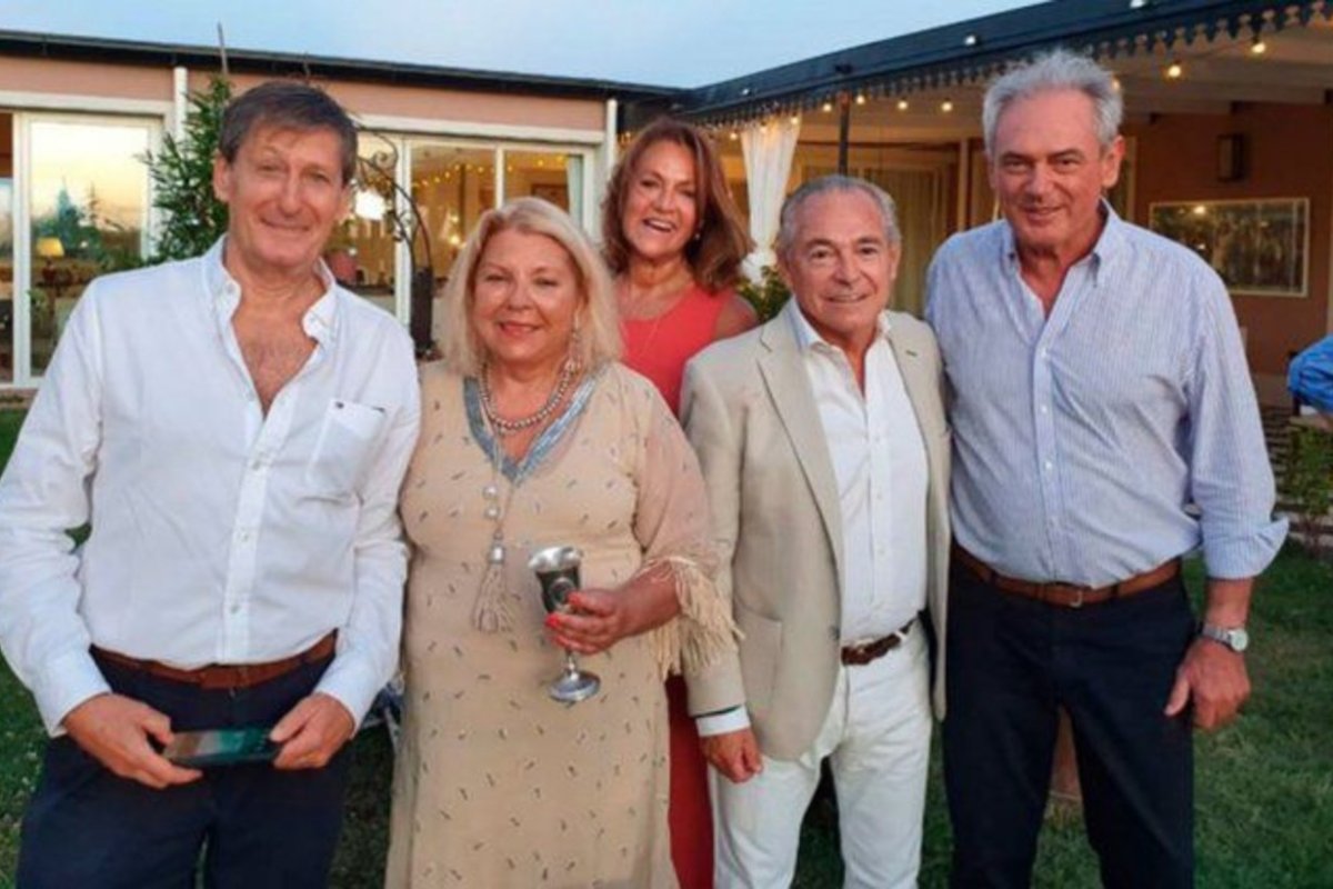 Benedetti en el cumplea&ntilde;os de Elisa Carri&oacute;.