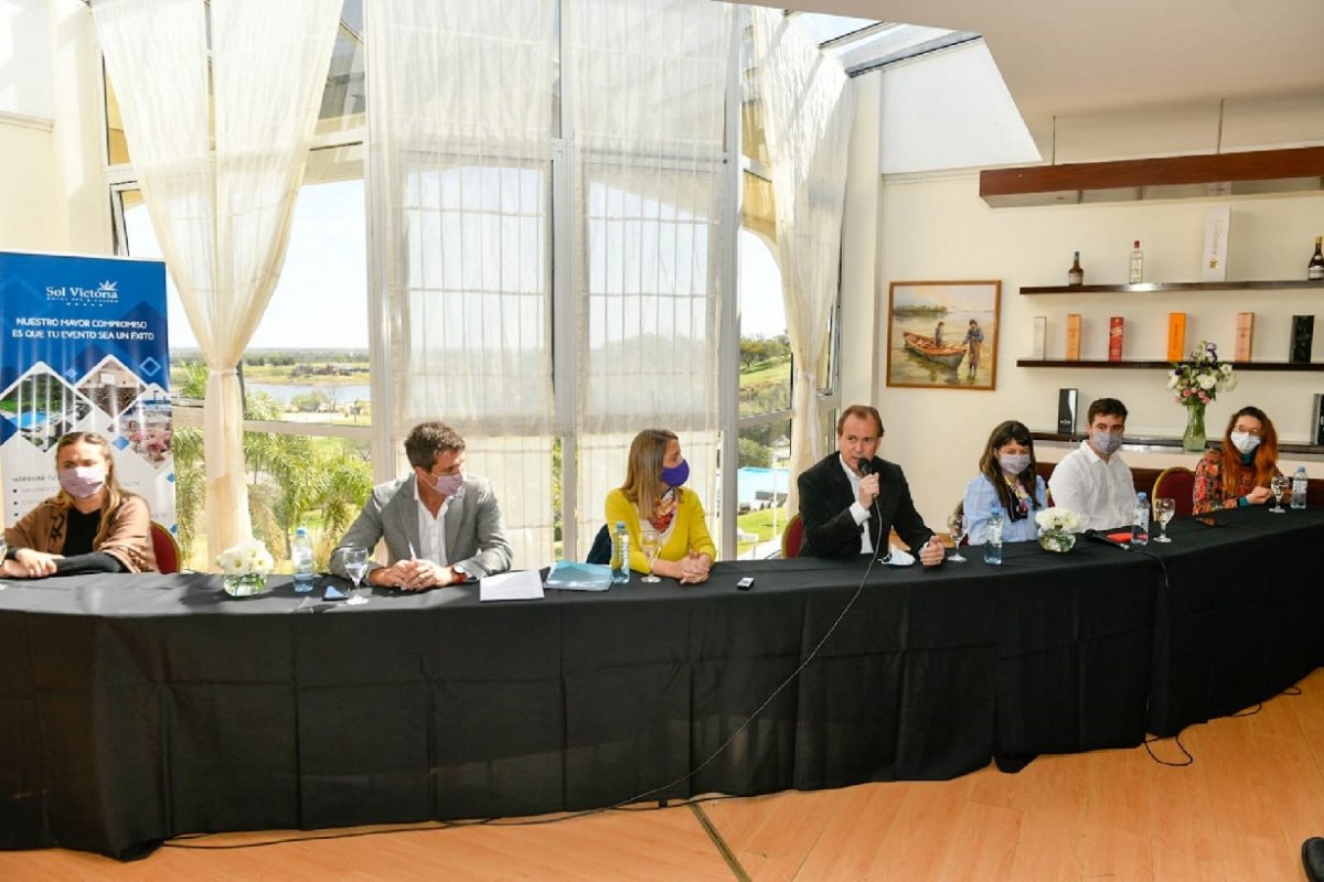 Bordet en Victoria con sus candidatos.