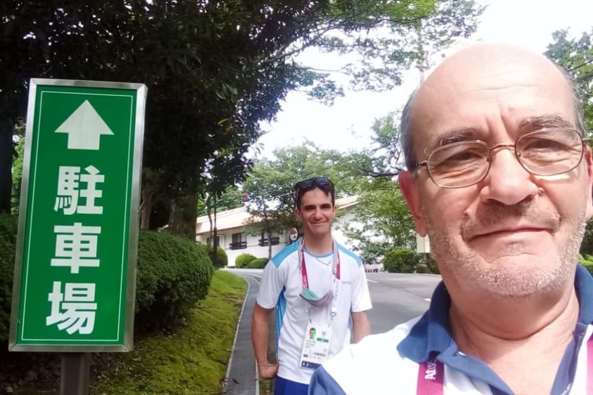 Rodrigo L&oacute;pez con su pap&aacute; en Tokio 2020.