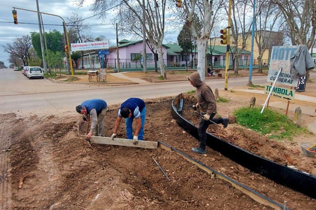 Reconstrucci&oacute;n de cordones en Av. Per&oacute;n de Col&oacute;n.