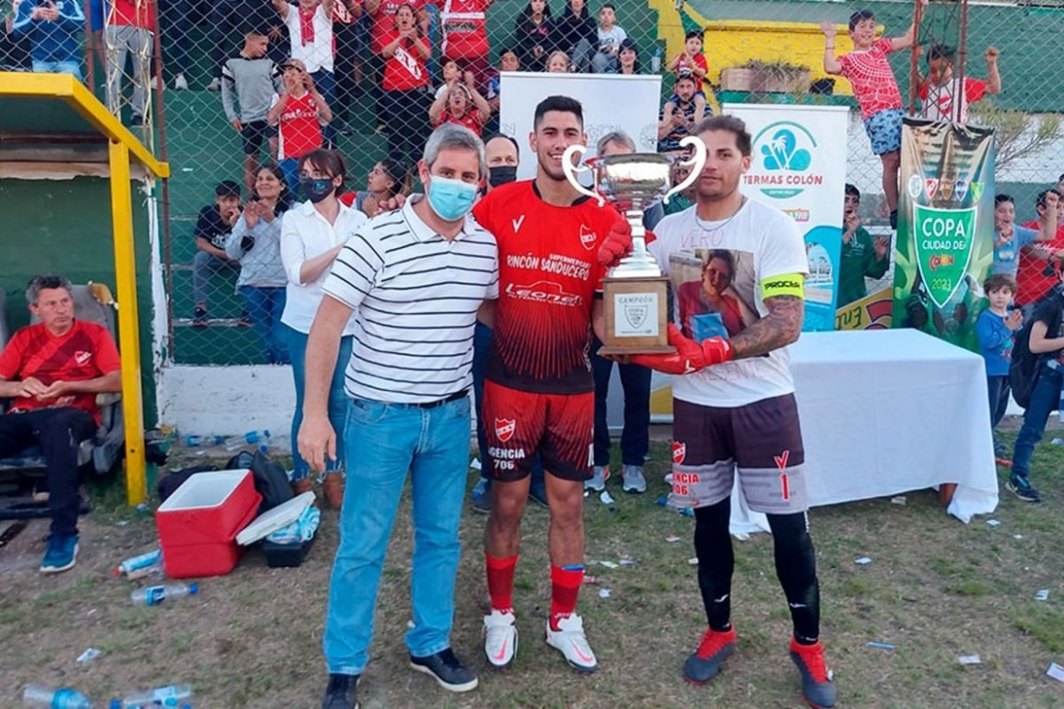 Gonz&aacute;lez y Salguero reciben la Copa de Walser.