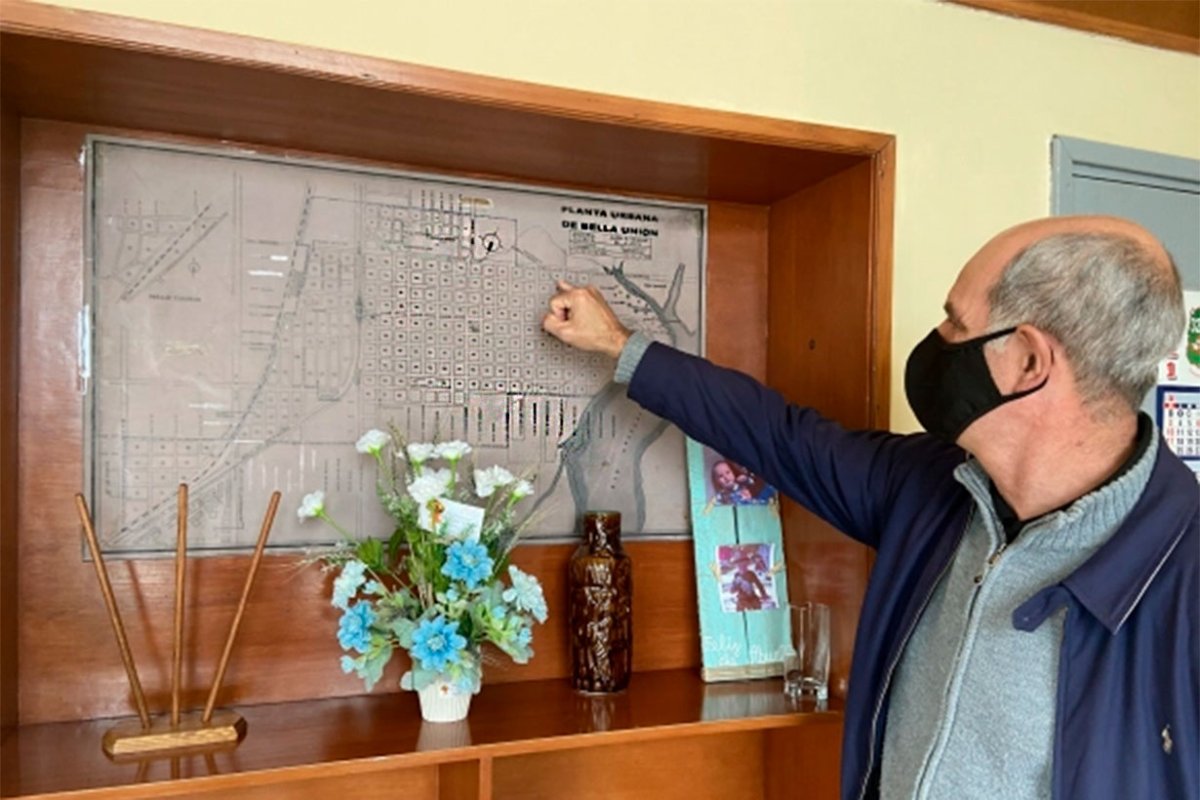 El intendente de Bella Uni&oacute;n mostrando el mapa