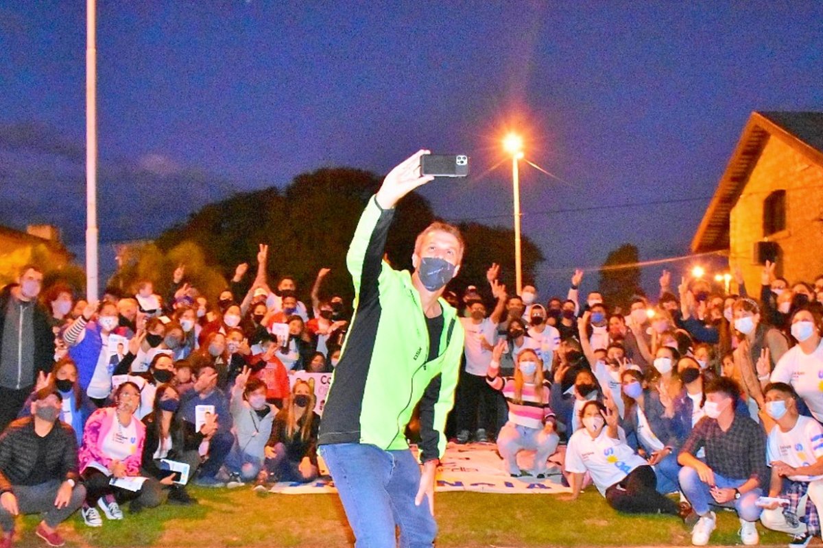 Cresto, con j&oacute;venes en la costanera de su ciudad.