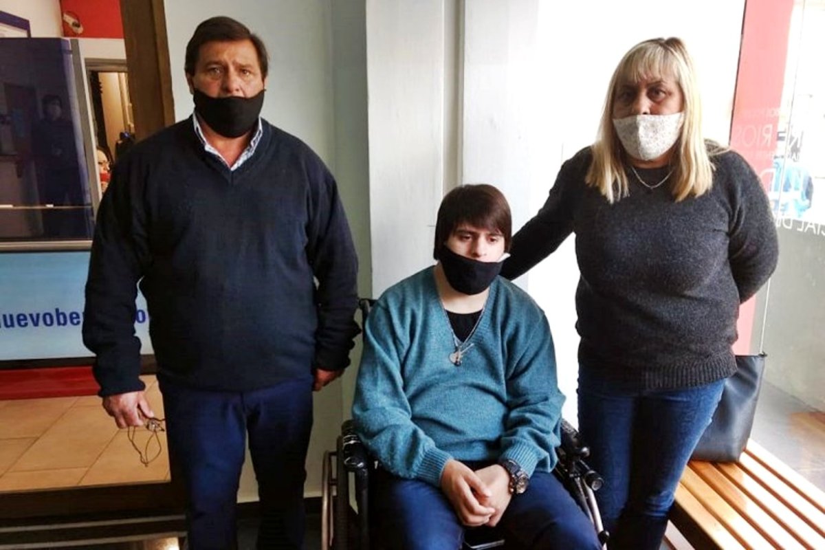 Bruno Escobar con miembros de su familia