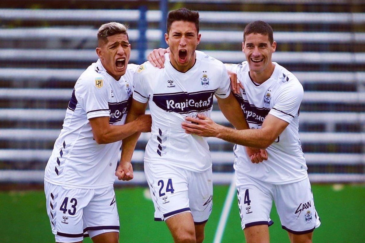 Abrazos al 24, el goleador de la tarde.